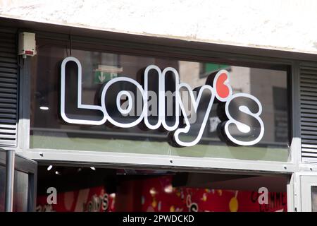 Bordeaux , Aquitaine France - 04 17 2023 : Lolly's Candy Bar Schild Text und Markenlogo Shop Wandfassade Candies Schokolade und Süßigkeiten in Lollys Store Stockfoto