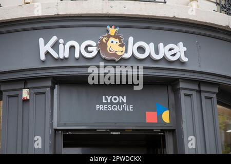 Lyon , Aura Frankreich - 04 20 2023 : King Jouet lyon Game and Child Toy Store Logo Schild Kinder Babyspielzeug Markentext am Eingang Ladenkette Stockfoto