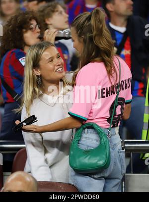 Sabadell, Barcelona, Spanien. 29. April 2023. Barcelona Spanien 29.04.2023 Anna Maria Lewandowska, Freundin von Robert Lewandowski (FC Barcelona) und Mikky Kiemeney, Freundin von Frenkie De Jong (FC Barcelona), sprechen am 29. April 2023 im Camp Nou in Barcelona auf der La Liga Santander zwischen dem FC Barcelona und Real Betis. (Kreditbild: © Xavi Urgeles/ZUMA Press Wire) NUR REDAKTIONELLE VERWENDUNG! Nicht für den kommerziellen GEBRAUCH! Stockfoto