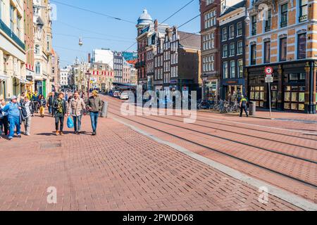 AMSTERDAM, HOLLAND - 17. APRIL 2023: Straßenblick auf Amsterdam, niederländische Hauptstadt, bekannt für ihr aufwändiges Kanalsystem, enge Häuser und Radfahren Stockfoto