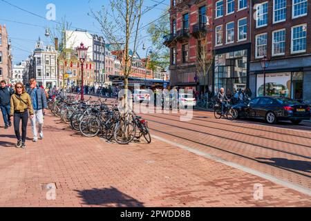 AMSTERDAM, HOLLAND - 17. APRIL 2023: Straßenblick auf Amsterdam, niederländische Hauptstadt, bekannt für ihr aufwändiges Kanalsystem, enge Häuser und Radfahren Stockfoto