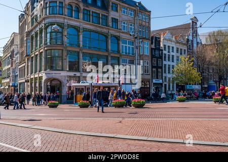 AMSTERDAM, HOLLAND - 17. APRIL 2023: Straßenblick auf Amsterdam, niederländische Hauptstadt, bekannt für ihr aufwändiges Kanalsystem, enge Häuser und Radfahren Stockfoto
