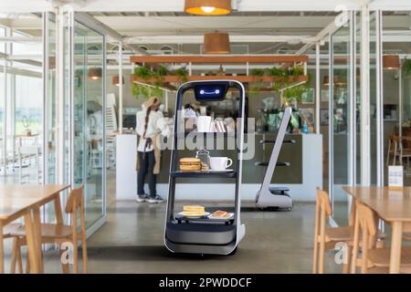 Autonomer Kellner-Roboter arbeitet im Restaurant, Künstliche Intelligenz 5G Technologiekonzept Stockfoto