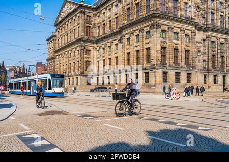 AMSTERDAM, HOLLAND - 17. APRIL 2023: Straßenblick auf Amsterdam, niederländische Hauptstadt, bekannt für ihr aufwändiges Kanalsystem, enge Häuser und Radfahren Stockfoto
