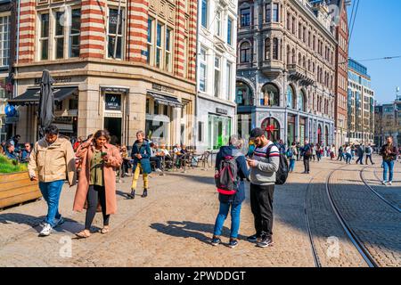 AMSTERDAM, HOLLAND - 17. APRIL 2023: Straßenblick auf Amsterdam, niederländische Hauptstadt, bekannt für ihr aufwändiges Kanalsystem, enge Häuser und Radfahren Stockfoto