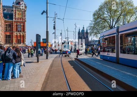 AMSTERDAM, HOLLAND - 17. APRIL 2023: Straßenblick auf Amsterdam, niederländische Hauptstadt, bekannt für ihr aufwändiges Kanalsystem, enge Häuser und Radfahren Stockfoto