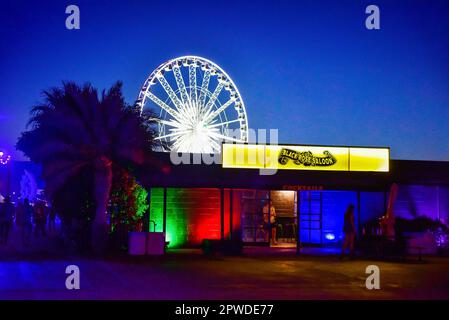 Indio, Kalifornien, 29. April 2023 - Eine farbenfrohe Aufnahme des Black Rose Saloon beim Stagecoach Country Music Festival. Foto: Ken Howard/Alamy Live News Stockfoto