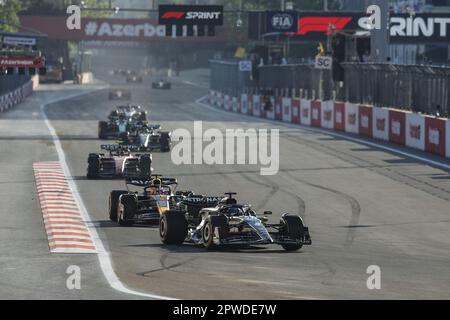 63 RUSSELL George (gbr), Mercedes AMG F1 Team W14, Action 01 VERSTAPPEN Max (nld), Red Bull Racing RB19, Action während der Formel-1-Grand-Prix-2023, 4. Runde der Formel-1-Weltmeisterschaft 2023 vom 28. Bis 30. April 2023 auf der Baku City Circuit in Baku, Aserbaidschan - Foto: Xavi Bonilla/DPPI/LiveMedia Stockfoto