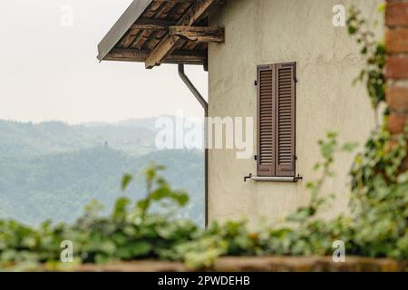 Panoramablick auf die Hügel von einem alten Haus mit Holzdach und -Fenstern im Schloss San Sebastiano da Po, Turin, Region Piemont, Italien Stockfoto