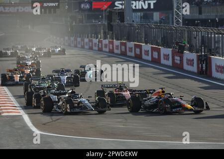 63 RUSSELL George (gbr), Mercedes AMG F1 Team W14, Action 01 VERSTAPPEN Max (nld), Red Bull Racing RB19, Action während der Formel-1-Grand-Prix-2023, 4. Runde der Formel-1-Weltmeisterschaft 2023 vom 28. Bis 30. April 2023 auf der Baku City Circuit in Baku, Aserbaidschan - Foto: Xavi Bonilla/DPPI/LiveMedia Stockfoto