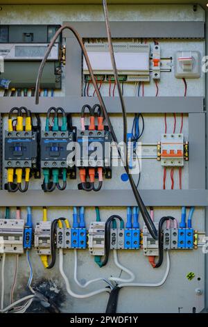 Schalttafel mit Schaltern und Sensoren und durchgebrannter Verkabelung Stockfoto