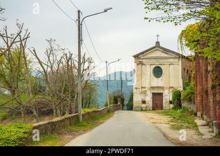 Alte Kirche Santissima Annunziata, umgeben von der Natur in Schloss San Sebastiano da Po, Turin, Piemont Region, Italien Stockfoto