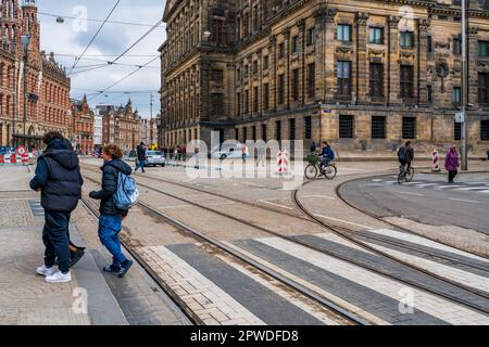 AMSTERDAM, HOLLAND - 17. APRIL 2023: Straßenblick auf Amsterdam, die pulsierende niederländische Hauptstadt, bekannt für ihr Kanalsystem, die engen Häuser und das Radfahren Stockfoto