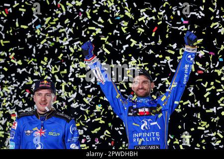 (230430) -- DONJI KRALJEVEC, 30. April 2023 (Xinhua) -- First Place Bartosz Zmarzlik (R) of Poland und Second Place Robert Lambert of Great Britaincelebrate after the 2023 FIM Speedway Grand Prix Croatia in Donji Kraljevec, Kroatien, 29. April 2023. (Igor Kralj/PIXSELL über Xinhua) Stockfoto