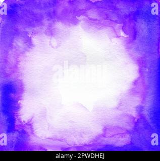 Zeichnen Sie mit der Hand einen wasserfarbenen violetten Hintergrund mit Spritzern, einen farbigen Pinselbeitel, einen bemalten Strich, einen Punkt, einen Hintergrund für Text, der auf weißem Hintergrund isoliert ist Stockfoto