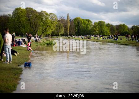 München, Deutschland. 29. April 2023. Nach einer teilweise extrem regnerischen Woche schien am Samstag, den 29. April 2023, bei warmen Temperaturen in München endlich die Sonne. Die Biergärten der Stadt waren voll. (Foto: Alexander Pohl/Sipa USA) Guthaben: SIPA USA/Alamy Live News Stockfoto