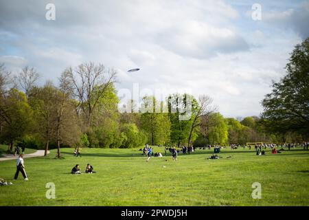 München, Deutschland. 29. April 2023. Goodyear Zeppelin. Nach einer teilweise extrem regnerischen Woche schien am Samstag, den 29. April 2023, bei warmen Temperaturen in München endlich die Sonne. Die Biergärten der Stadt waren voll. (Foto: Alexander Pohl/Sipa USA) Guthaben: SIPA USA/Alamy Live News Stockfoto