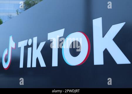 Peking, China. 30. April 2023. Dieses Foto wurde am 21. August 2020 aufgenommen und zeigt ein Logo von TikToks Büro in Los Angeles in Culver City, Los Angeles County, USA. Kredit: Xinhua/Alamy Live News Stockfoto