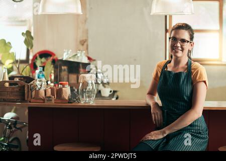Klein anfangen mit großer Leidenschaft. Porträt einer jungen Barista, die in ihrem Café arbeitet. Stockfoto