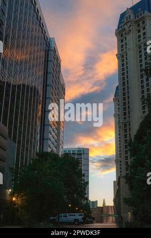 Ein farbenfroher Morgenhimmel zwischen zwei hohen Gebäuden in einer Seitenstraße vom Las Vegas Blvd. In Las Vegas, Nevada, USA. Stockfoto