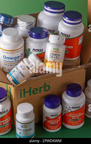 Vitamine, Mineralien und Mikronährstoffe aus iHerb Box. Viele verschiedene Gläser. Biologisch aktive Lebensmittelzusatzstoffe. Nahrungsergänzungsset online kaufen. Arzneimittel für die Gesundheit. Kiew, Ukraine - 13. Juli 2022 Stockfoto