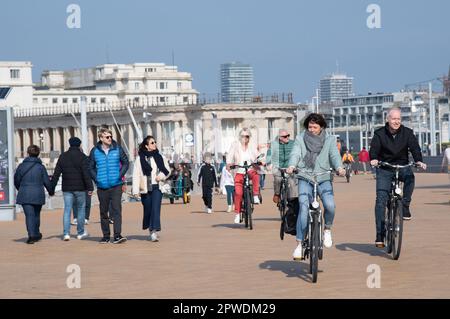 Menschen, die an der Strandpromenade in Ostende, Belgien, entlang der Nordsee Sport treiben und spazieren gehen. Stockfoto