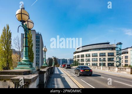 Spaziergang entlang der George Street, die über die Reading Bridge über die Themse führt. Die Straßenbrücke verbindet Caversham mit dem Stadtzentrum von Reading Stockfoto