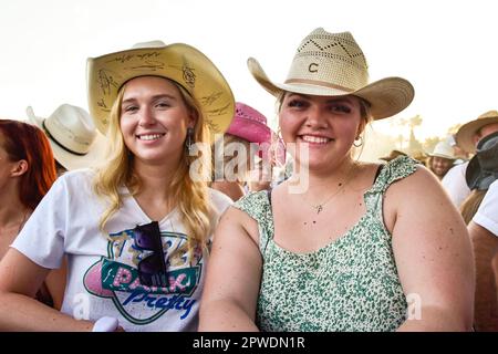 Indio, Kalifornien, 29. April 2023 - Festivalbesucher beim Stagecoach Country Music Festival. Foto: Ken Howard/Alamy Live News Stockfoto