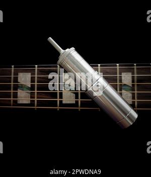 Moderner persönlicher Verdampfer oder E-Zigarette Vintage-Stil, Stiftform, auf der Fingerboard-Gitarre Stockfoto