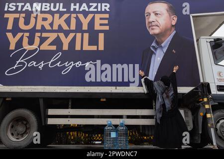 Istanbul, Türkei. 27. April 2023. Eine ältere türkische Frau betet zu Gott, die Türkei und ihre Regierung vor einem Bild des türkischen Präsidenten Recep Tayyip Erdogan zu schützen, mit Vorbereitungen für die bevorstehenden türkischen Präsidentschafts- und Parlamentswahlen. Kredit: SOPA Images Limited/Alamy Live News Stockfoto