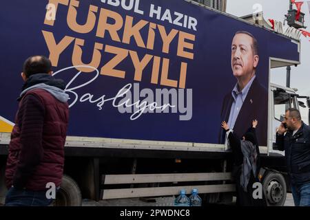 Istanbul, Türkei. 27. April 2023. Eine ältere türkische Frau betet zu Gott, die Türkei und ihre Regierung vor einem Bild des türkischen Präsidenten Recep Tayyip Erdogan zu schützen, mit Vorbereitungen für die bevorstehenden türkischen Präsidentschafts- und Parlamentswahlen. Kredit: SOPA Images Limited/Alamy Live News Stockfoto