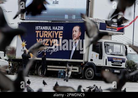 Istanbul, Türkei. 27. April 2023. Ein Mann wird vor einem Porträt des türkischen Präsidenten Recep Tayyip Erdogan während der Vorbereitungen für die bevorstehenden türkischen Präsidentschafts- und Parlamentswahlen salutiert. Kredit: SOPA Images Limited/Alamy Live News Stockfoto