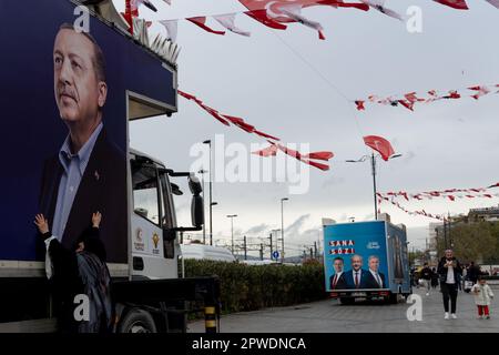 Istanbul, Türkei. 27. April 2023. Eine ältere türkische Frau betet zu Gott, um die Türkei und ihre Regierung vor einem Bild des türkischen Präsidenten Recep Tayyip Erdogan zu schützen, mit den Vorbereitungen für die bevorstehenden türkischen Präsidentschafts- und Parlamentswahlen. Im Hintergrund befindet sich ein Foto von Kemal K?l?Acdaro?lu, dem türkischen Oppositionskandidaten. Kredit: SOPA Images Limited/Alamy Live News Stockfoto