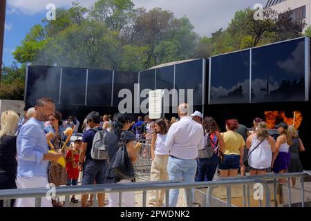 Fatima, Portugal - 15. August 2022: Bewegung hat Menschen verschwommen, die sich im Kerzenbrennbereich anstellten, um Angebote zu machen Stockfoto