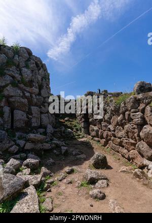 Nuraghe Arrubiù, das riesige rote neuragische Denkmal mit 5 Türmen in der Gemeinde Orroli im Zentrum von Sardinien Stockfoto