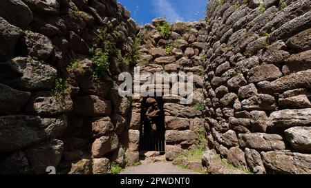 Nuraghe Arrubiù, das riesige rote neuragische Denkmal mit 5 Türmen in der Gemeinde Orroli im Zentrum von Sardinien Stockfoto