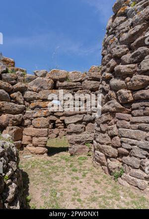 Nuraghe Arrubiù, das riesige rote neuragische Denkmal mit 5 Türmen in der Gemeinde Orroli im Zentrum von Sardinien Stockfoto