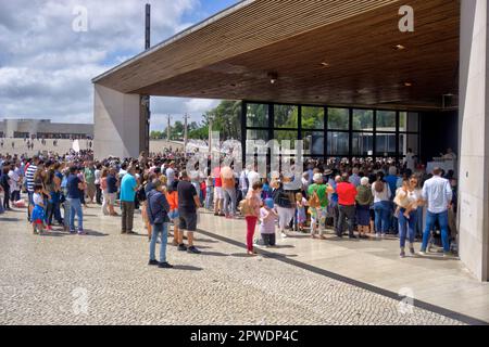 Fatima, Portugal - 15. August 2022: Die Messe findet in der Erscheinungskapelle statt, mit großer Gemeinde und Bewegung, verschwommene Touristen und Pilger Stockfoto