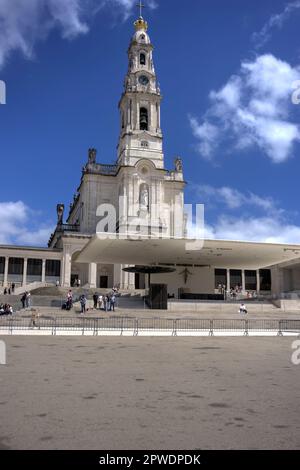 Fatima, Portugal - 15. August 2022: Außenansicht des Heiligtums unserer Lieben Frau des Rosenkranzes der Basilika Fatima in vertikalem Profil Stockfoto