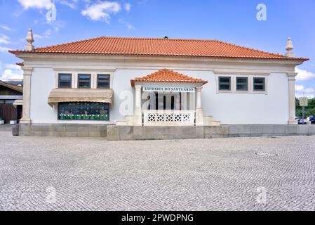 Fatima, Portugal - 15. August 2022: Außenansicht des Buchladens mit einem Mann, der draußen steht Stockfoto