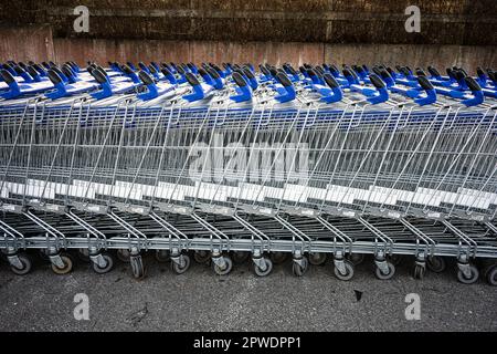 Lange Reihen leerer Einkaufswagen warten auf Kunden in einem Einkaufszentrum Stockfoto