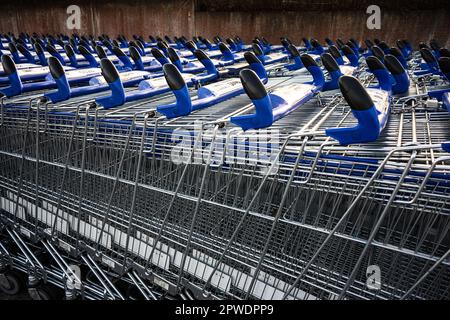 Lange Reihen leerer Einkaufswagen warten auf Kunden in einem Einkaufszentrum Stockfoto