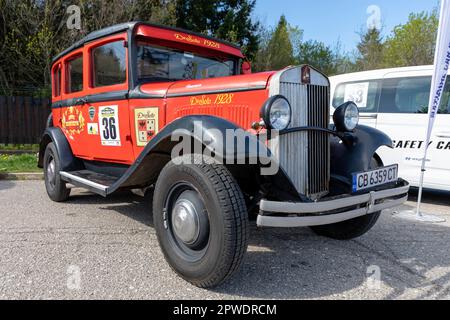 Sofia, Bulgarien - 29. April 2023: Die 5. Ausgabe der „klassischen Vitosha-Trophäe“ hat begonnen. 50 Retro- und interessante Rennautos werden von den s Stockfoto