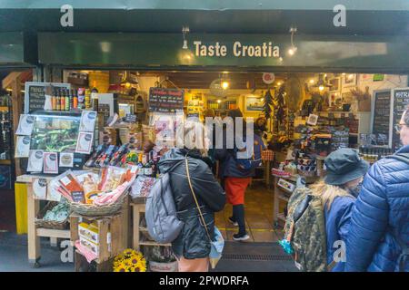 Lebensmittelgeschäfte stellen ihre frischen Produkte auf dem Borough Market, London, UK, aus Stockfoto