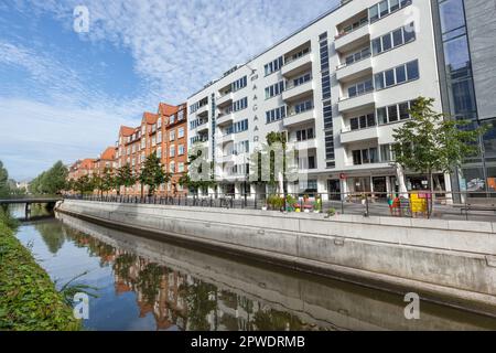 Geschäfte, Restaurants, Cafés, Bars und Büros auf Aboulevarden am Fluss Aarhus im Stadtzentrum, Aarhus Dänemark. Stockfoto