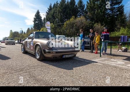 Sofia, Bulgarien - 29. April 2023: Die 5. Ausgabe der „klassischen Vitosha-Trophäe“ hat begonnen. 50 Retro- und interessante Rennautos werden von den s Stockfoto