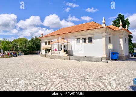 Fatima, Portugal - 15. August 2022: Außenansicht des Buchladens mit Touristen und Pilgern Stockfoto