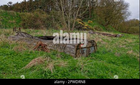 Zwei alte und verlassene Fischerboote oder Skiffs aus Holz liegen am Ufer des North Esk bei Kinnaber Links in der Nähe von Montrose. Stockfoto