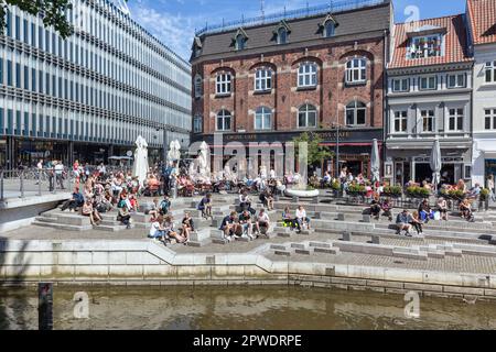 In beliebten Vadestedet in Bars, Cafés und Restaurants auf den Terrassen am Fluss Aarhus im Stadtzentrum von Aboulevarden, Aarhus Dänemark. Stockfoto