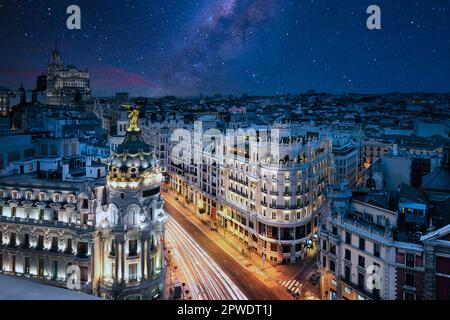 Strahlen der Ampel auf der Gran via Straße, der wichtigsten Einkaufsstraße in Madrid bei Nacht. Spanien, Europa. Stockfoto